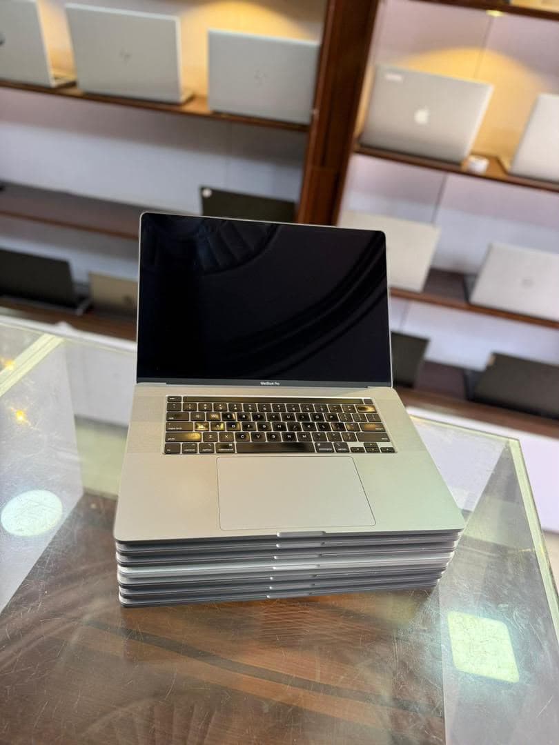MacBook pro 2019 touch bar Intel core i7 ,16gb Ram 256 SSD.